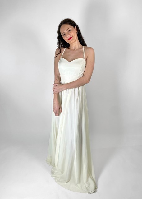 Jednoduché krémové šaty pre vílu