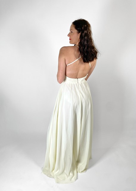 Jednoduché krémové šaty pre vílu